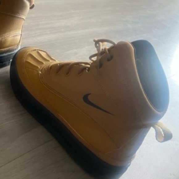✨ RARE - Nike Hoodland Boots: No Longer Made ✨ - Picture 4 of 6